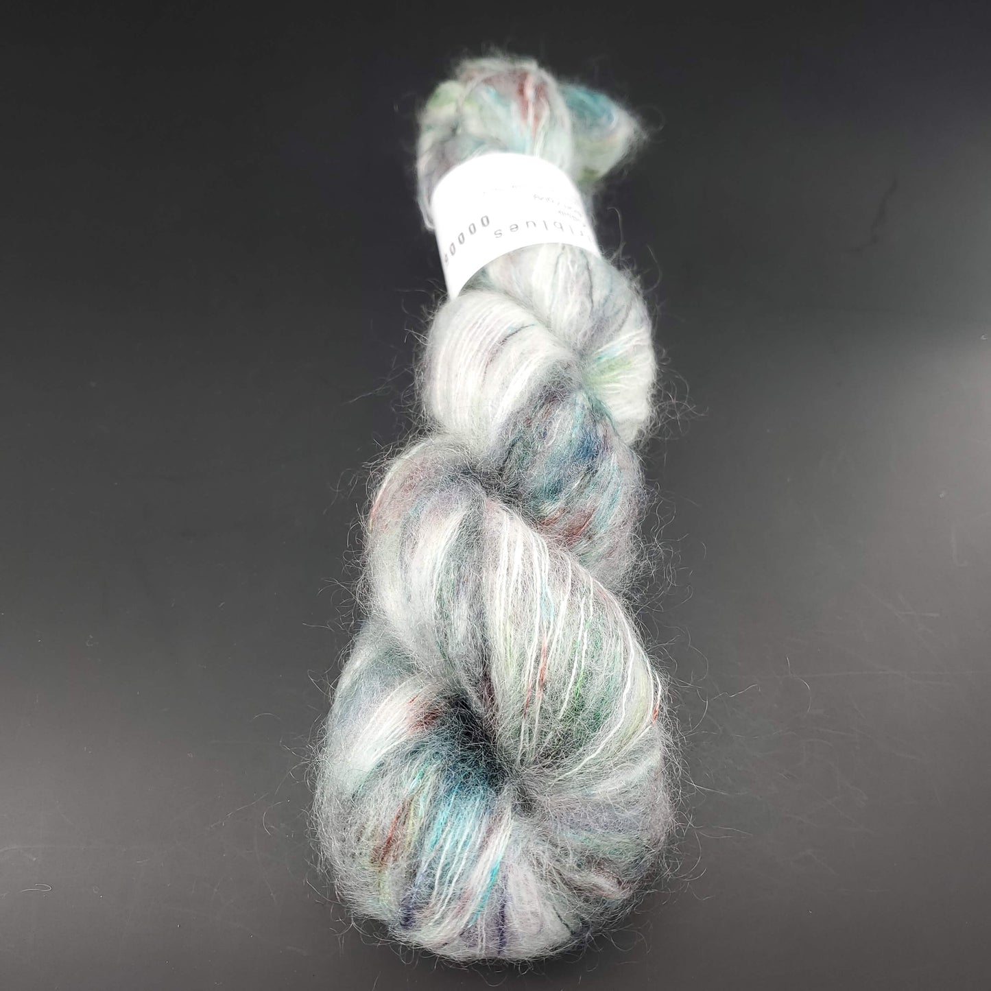 echeveau de fil mohair et soie kidsilk de marque cowgirlblues de coloris karma chameleon sur fond noir pour tricot et crochet