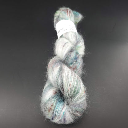 echeveau de fil mohair et soie kidsilk de marque cowgirlblues de coloris karma chameleon sur fond noir pour tricot et crochet