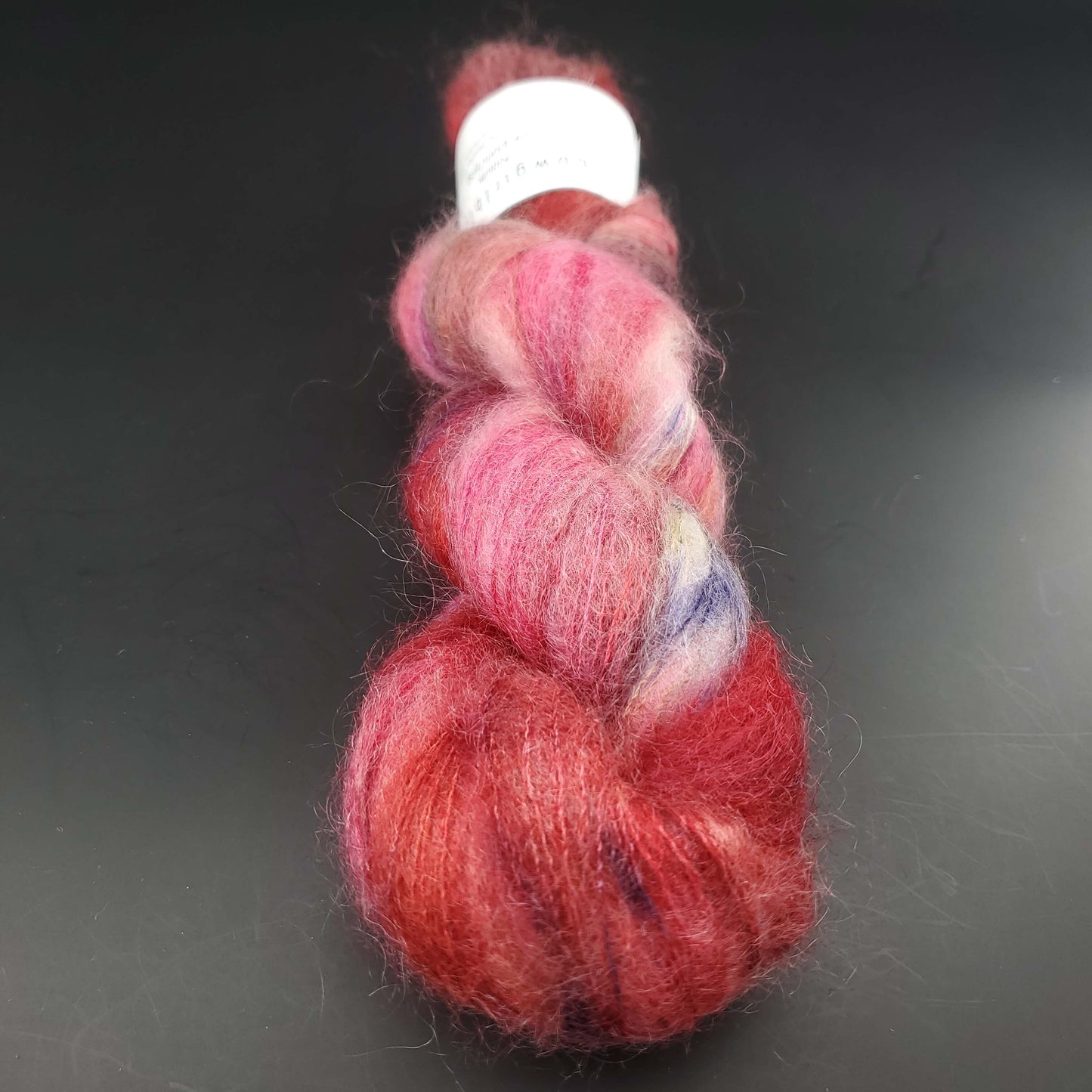 echeveau de fil mohair et soie kidsilk de marque cowgirlblues de coloris tainted love sur fond noir pour tricot et crochet