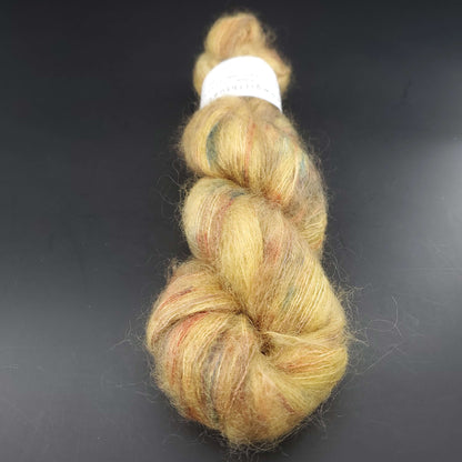 echeveau de fil mohair et soie kidsilk de marque cowgirlblues de coloris true colors sur fond noir pour tricot et crochet