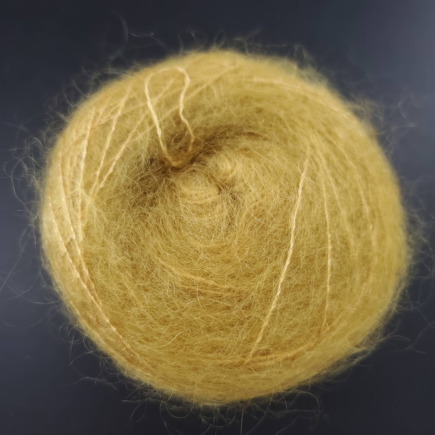 pelote de fil mohair et soie kidsilk de marque cowgirlblues de coloris 09 mustard sur fond noir pour tricot et crochet