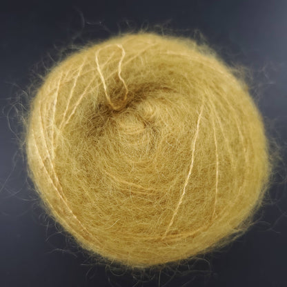 pelote de fil mohair et soie kidsilk de marque cowgirlblues de coloris 09 mustard sur fond noir pour tricot et crochet