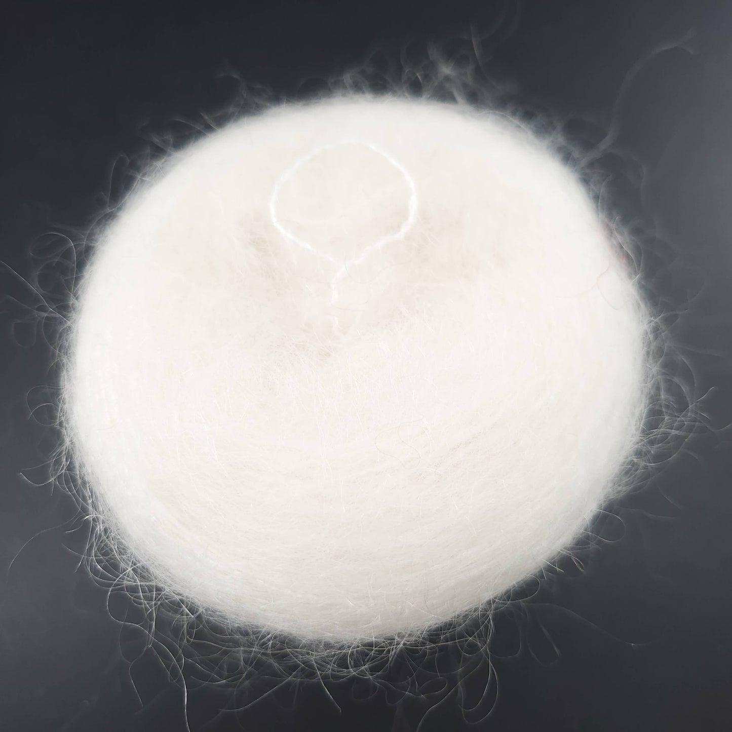 pelote de fil mohair et soie kidsilk de marque cowgirlblues de coloris 10 natural sur fond noir pour tricot et crochet