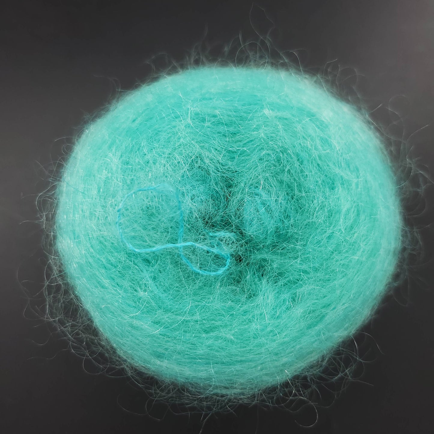pelote de fil mohair et soie kidsilk de marque cowgirlblues de coloris 15 emerald sur fond noir pour tricot et crochet
