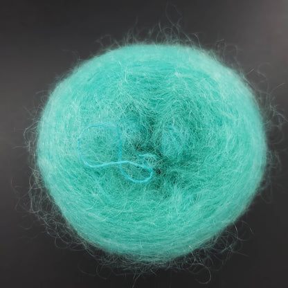 pelote de fil mohair et soie kidsilk de marque cowgirlblues de coloris 15 emerald sur fond noir pour tricot et crochet