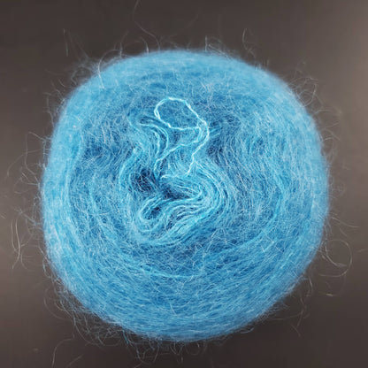 pelote de fil mohair et soie kidsilk de marque cowgirlblues de coloris 16 seagrass sur fond noir pour tricot et crochet