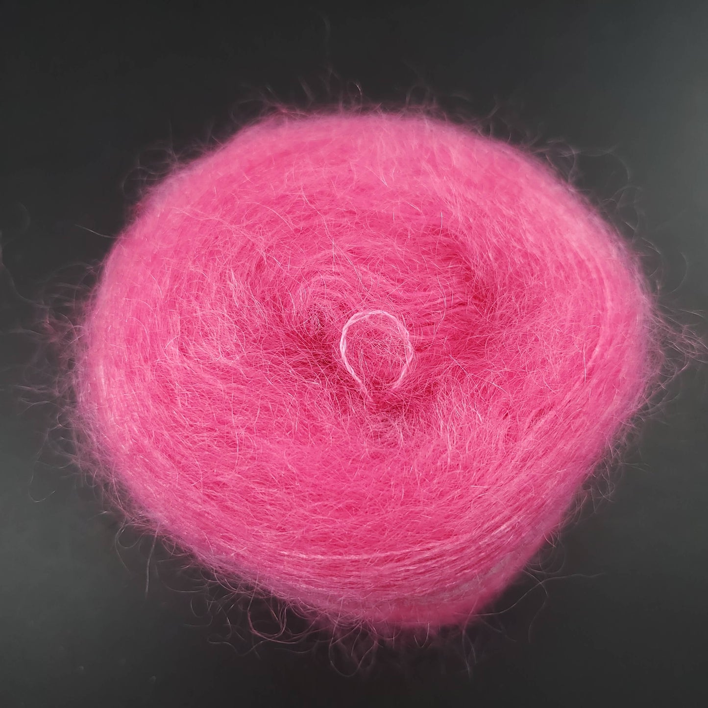 pelote de fil mohair et soie kidsilk de marque cowgirlblues de coloris 32 hot pink sur fond noir pour tricot et crochet