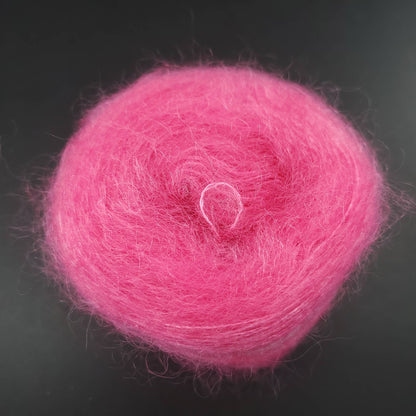 pelote de fil mohair et soie kidsilk de marque cowgirlblues de coloris 32 hot pink sur fond noir pour tricot et crochet