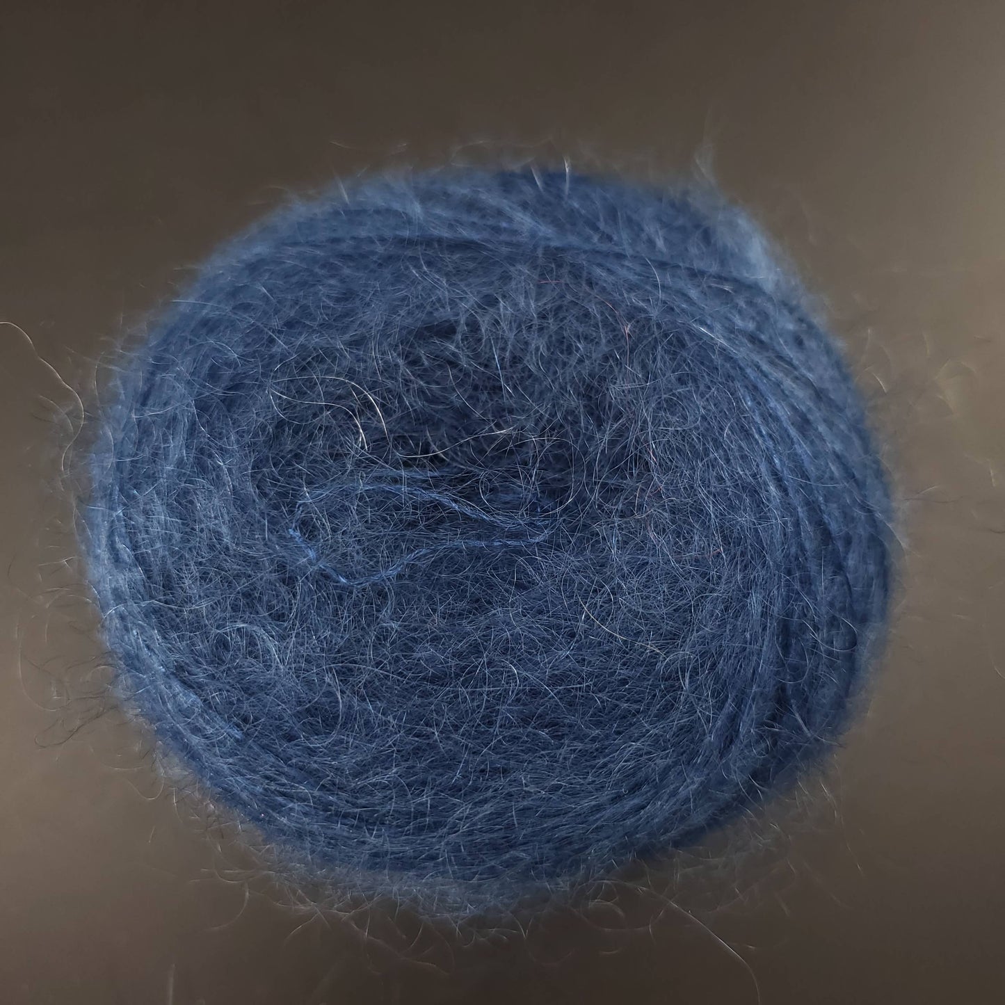 pelote de fil mohair et soie kidsilk de marque cowgirlblues de coloris 36 indigo sur fond noir pour tricot et crochet