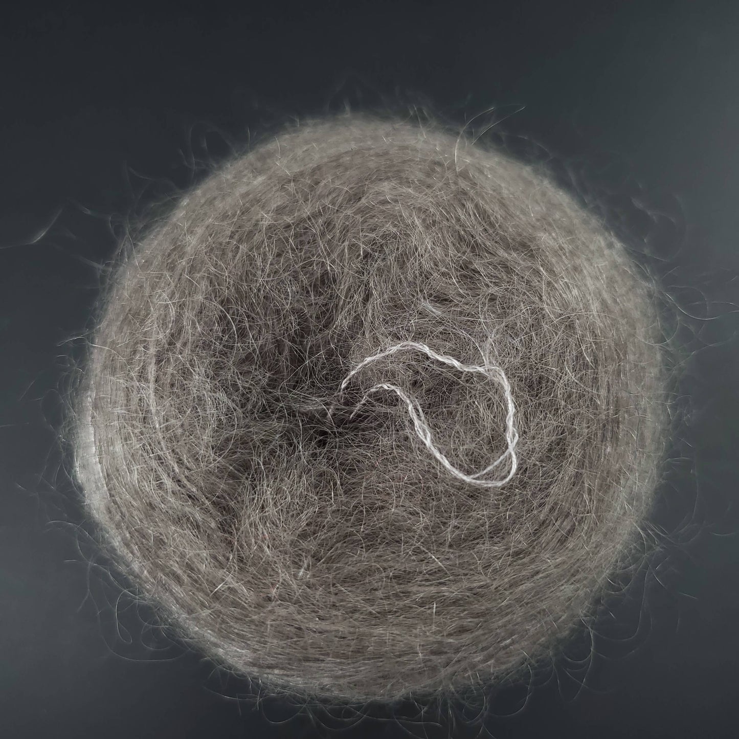 pelote de fil mohair et soie kidsilk de marque cowgirlblues de coloris 38 mushroom sur fond noir pour tricot et crochet