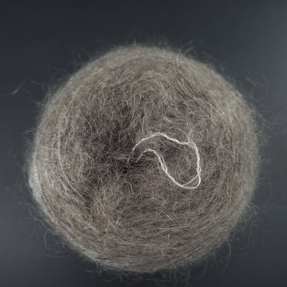 pelote de fil mohair et soie kidsilk de marque cowgirlblues de coloris 38 mushroom sur fond noir pour tricot et crochet