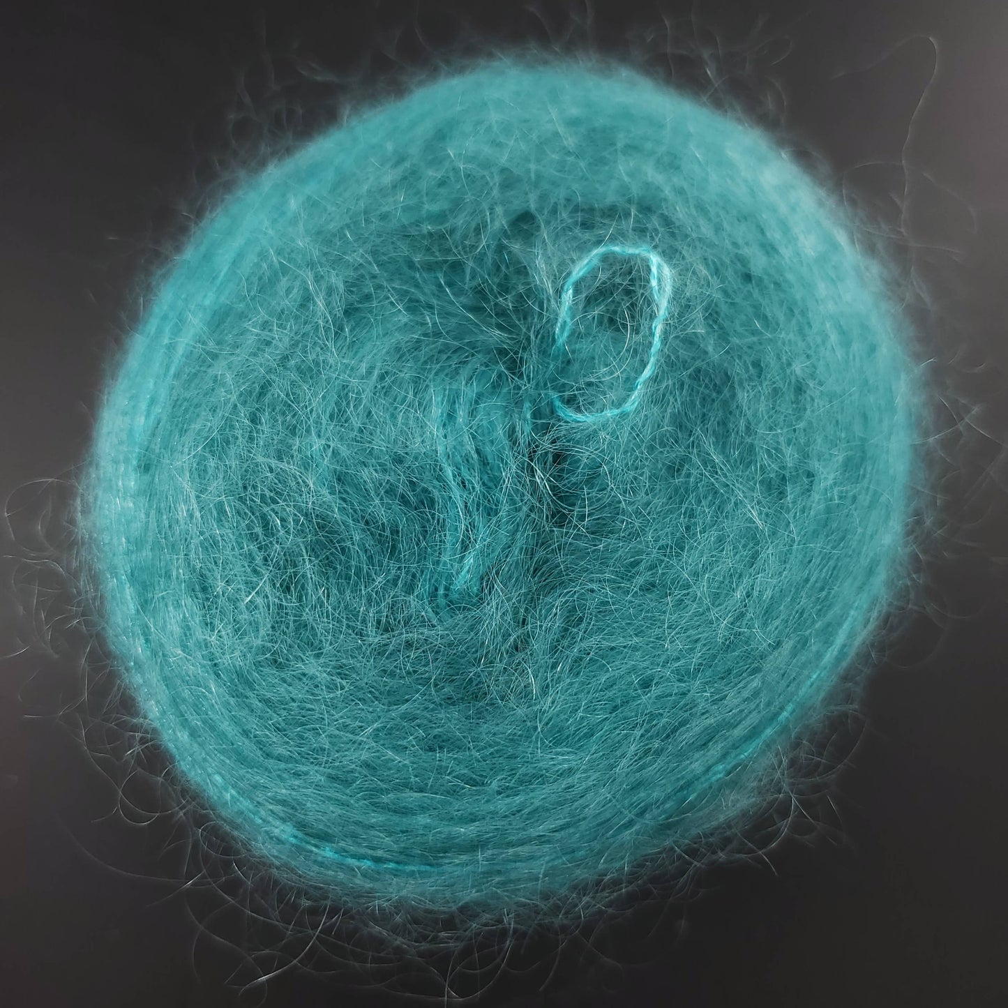 pelote de fil mohair et soie kidsilk de marque cowgirlblues de coloris 41 camps bay sur fond noir pour tricot et crochet