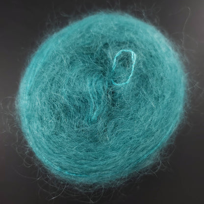 pelote de fil mohair et soie kidsilk de marque cowgirlblues de coloris 41 camps bay sur fond noir pour tricot et crochet