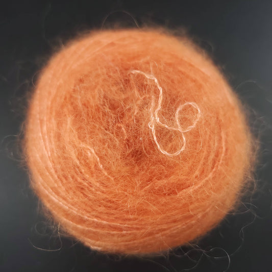 pelote de fil mohair et soie kidsilk de marque cowgirlblues de coloris 42 carrot juice sur fond noir pour tricot et crochet