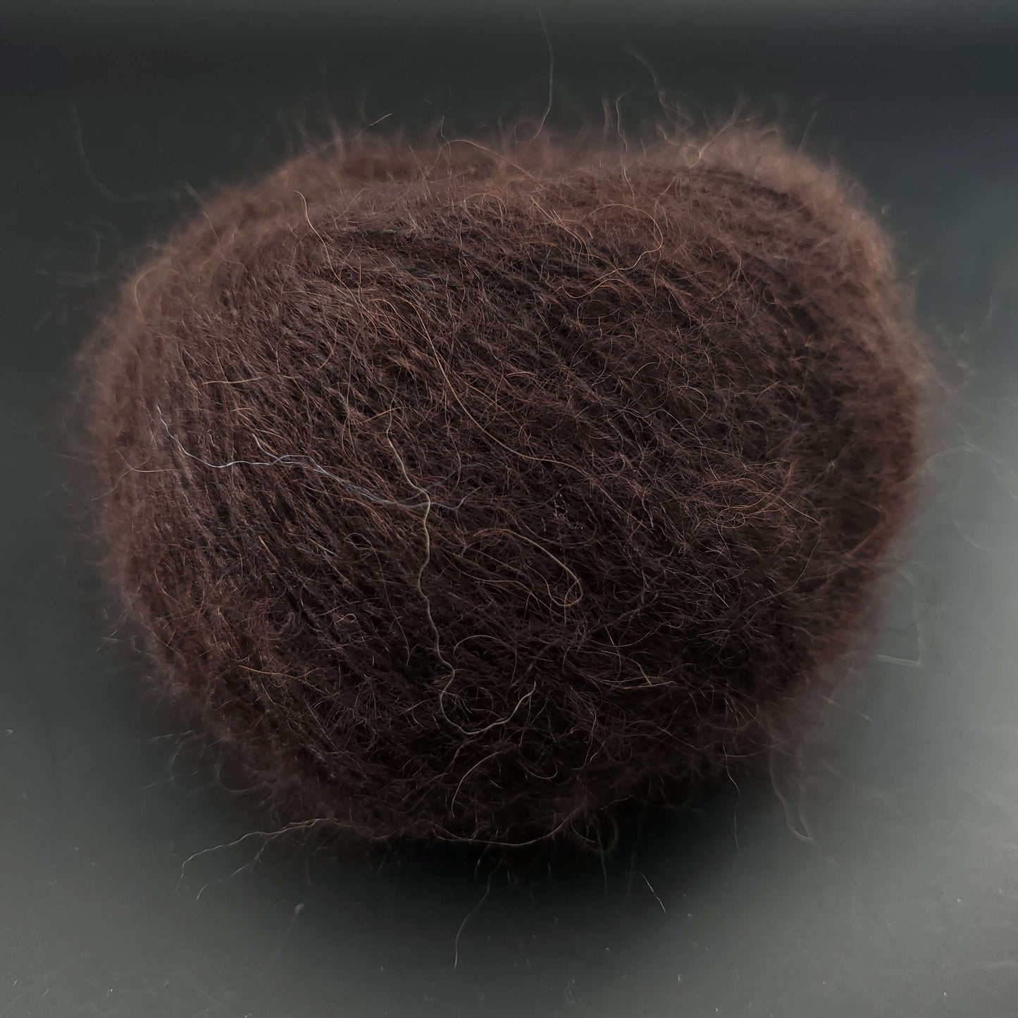 pelote de babysilk lace uni de marque kremke de coloris 2011 chocolate pour tricot et crochet sur fond noir