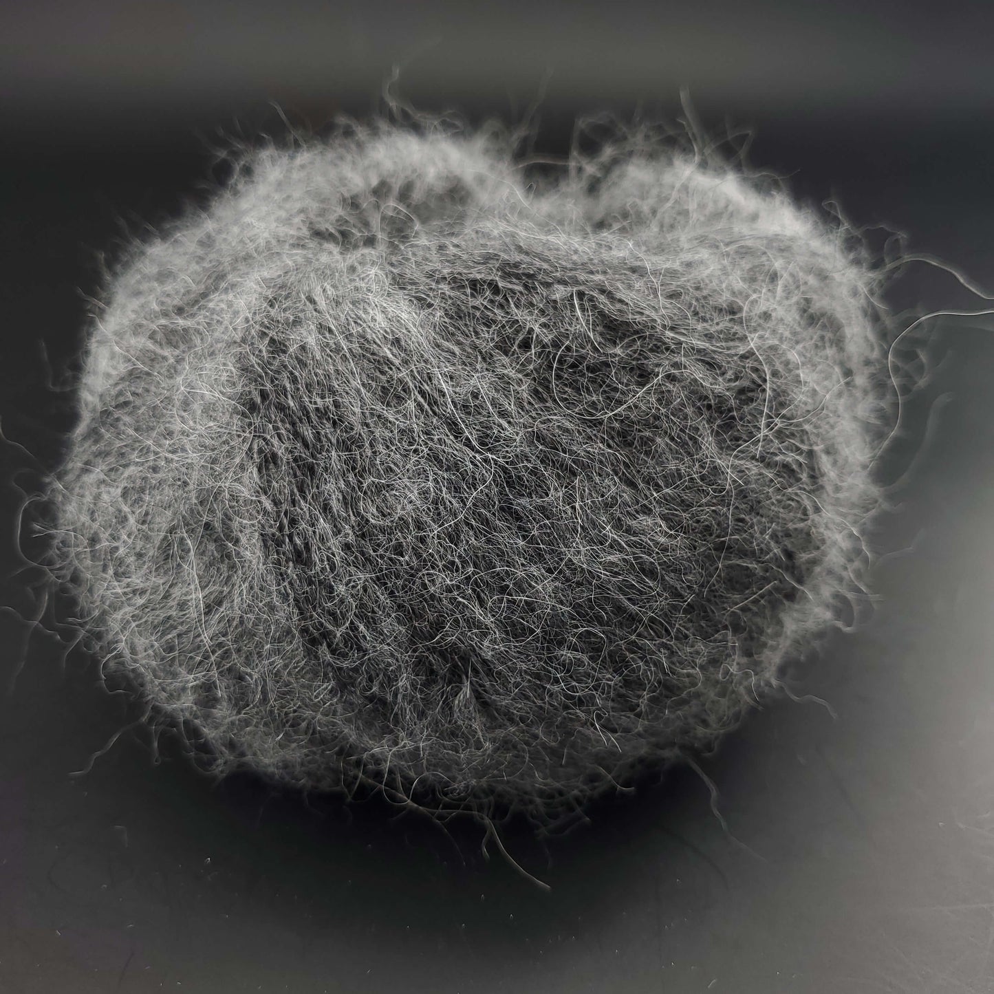 pelote de babysilk lace uni de marque kremke de coloris 2101 dark grey pour tricot et crochet sur fond noir