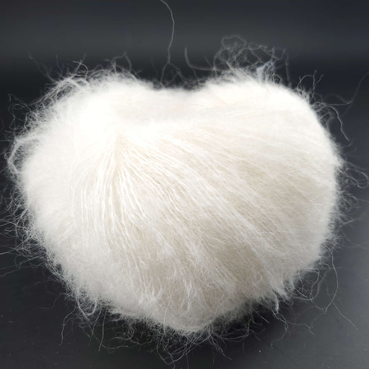 pelote de babysilk lace uni de marque kremke de coloris 2150 white pour tricot et crochet sur fond noir