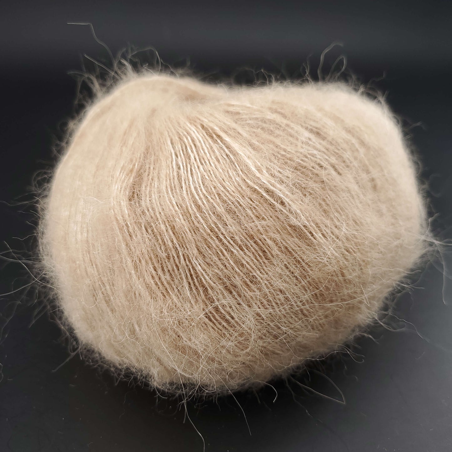 pelote de babysilk lace uni de marque kremke de coloris 2982 toffee pour tricot et crochet sur fond noir