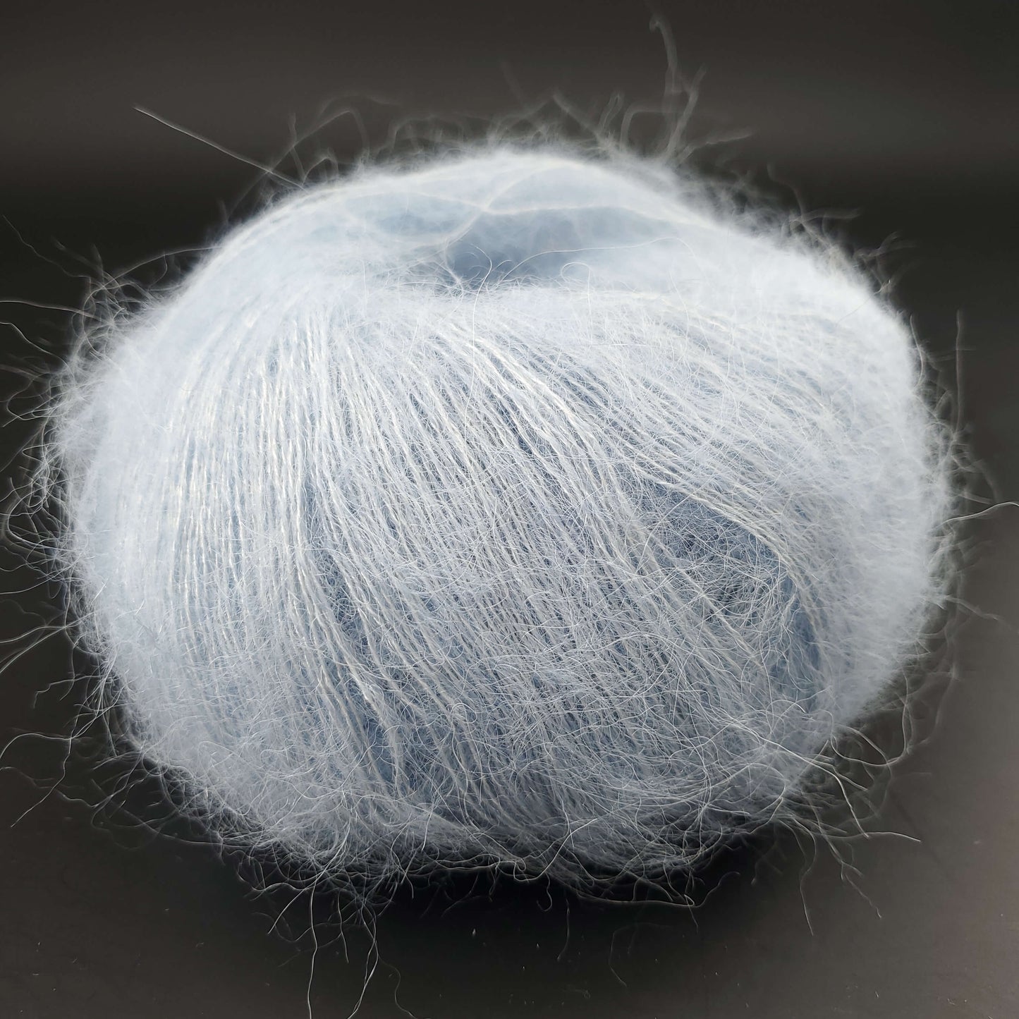 pelote de babysilk lace uni de marque kremke de coloris 2985 baby blue pour tricot et crochet sur fond noir