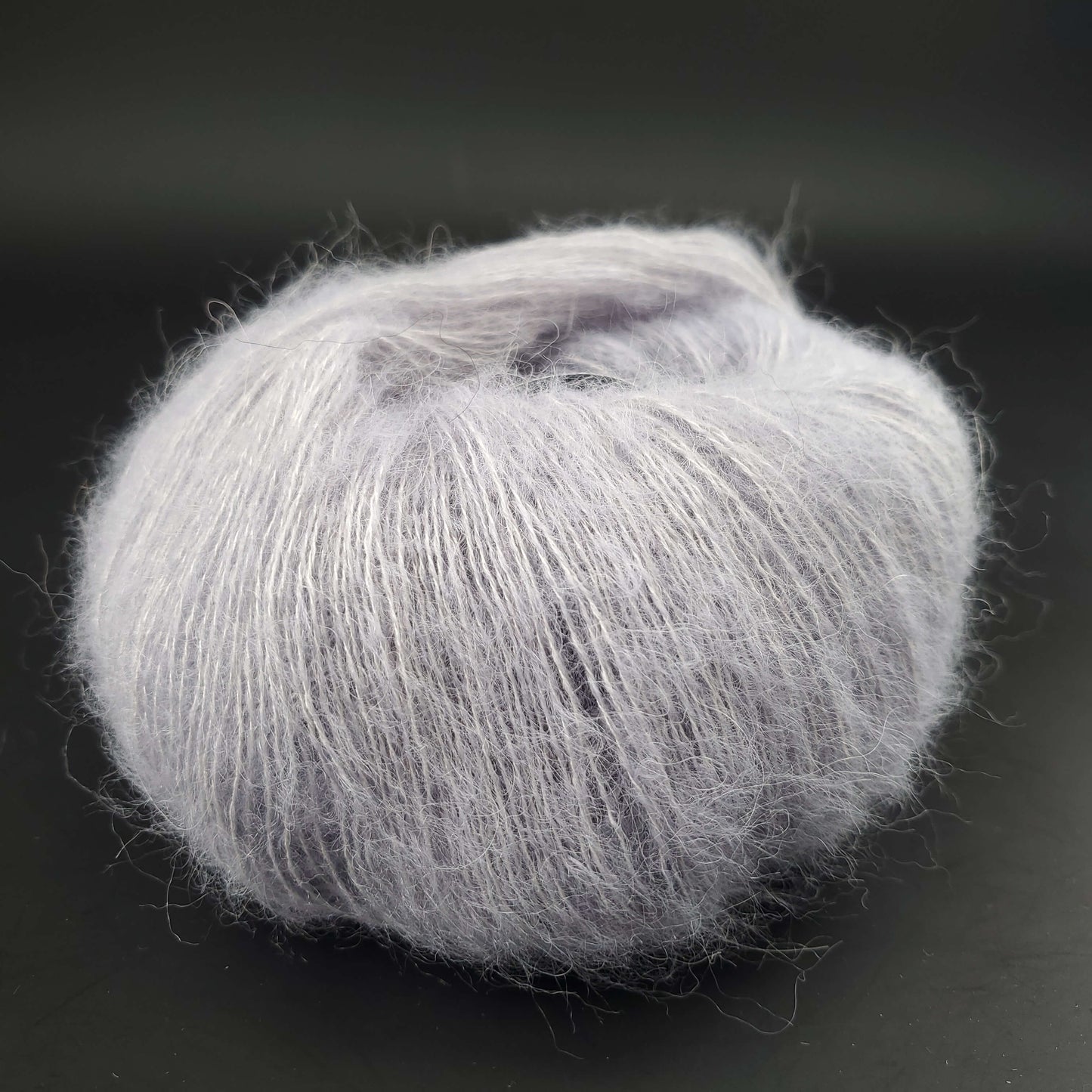 pelote de babysilk lace uni de marque kremke de coloris 2989 light grey pour tricot et crochet sur fond noir