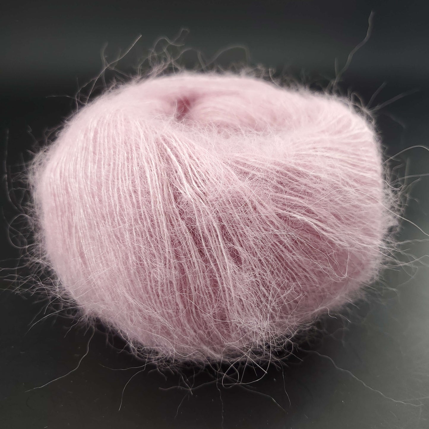 pelote de babysilk lace uni de marque kremke de coloris 2992 baby pink pour tricot et crochet sur fond noir