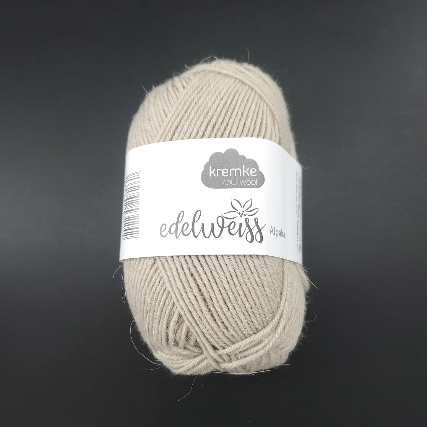 pelote de laine à chaussettes edelweiss alpaka 4ply de marque kremke de couleur 003 pour tricot et crochet sur fond noir