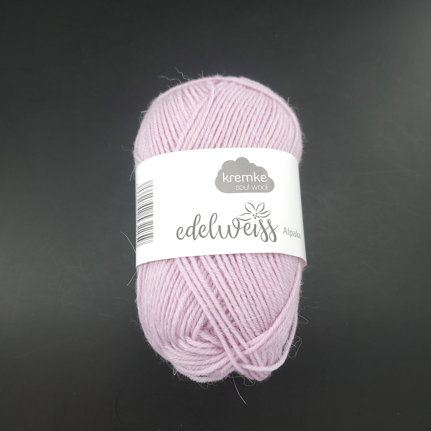 pelote de laine à chaussettes edelweiss alpaka 4ply de marque kremke de couleur 004 pour tricot et crochet sur fond noir