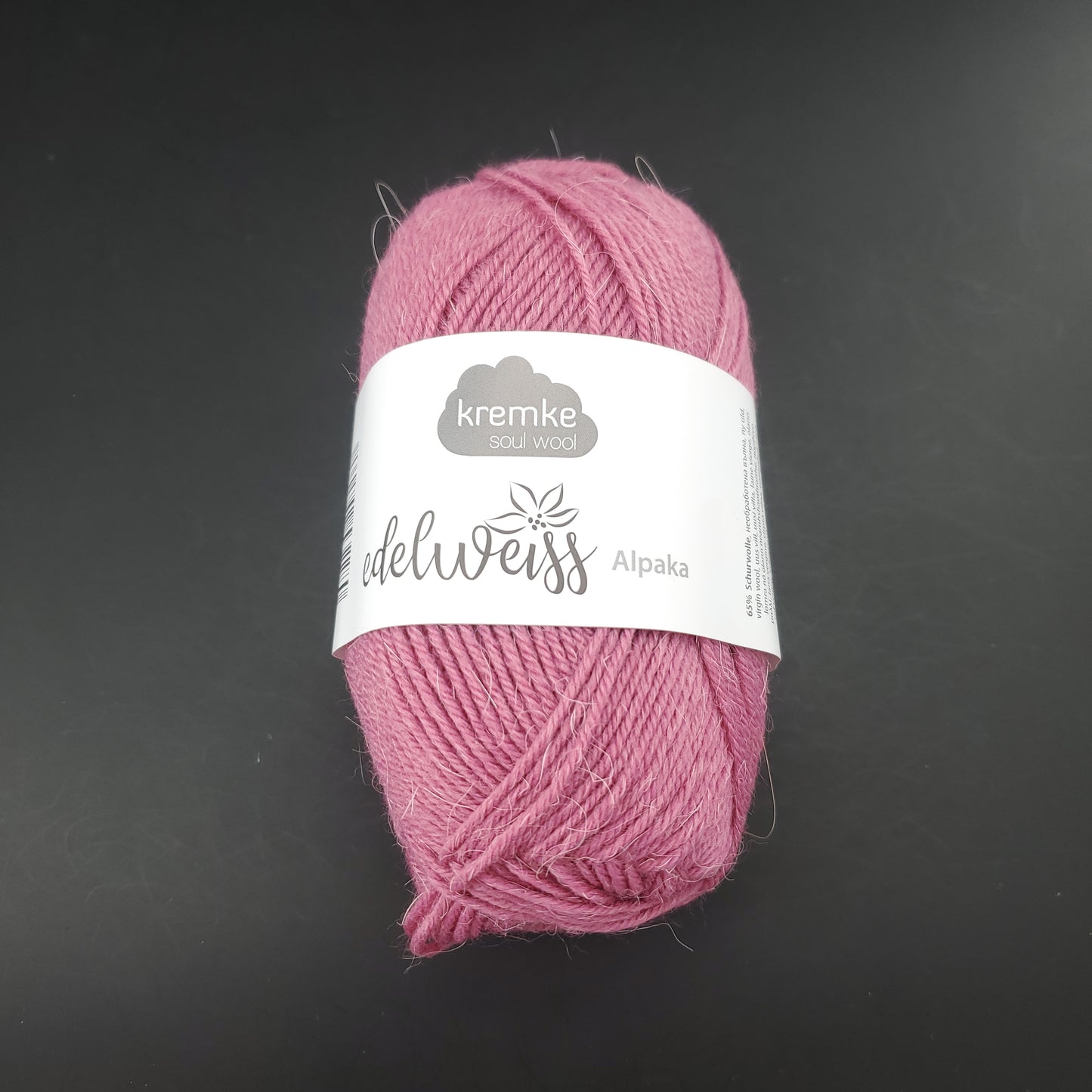 pelote de laine à chaussettes edelweiss alpaka 4ply de marque kremke de couleur 007 pour tricot et crochet sur fond noir
