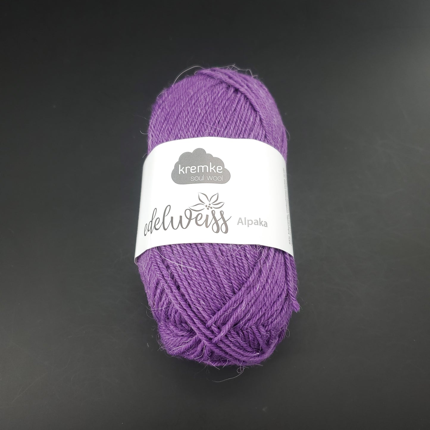 pelote de laine à chaussettes edelweiss alpaka 4ply de marque kremke de couleur 008 pour tricot et crochet sur fond noir