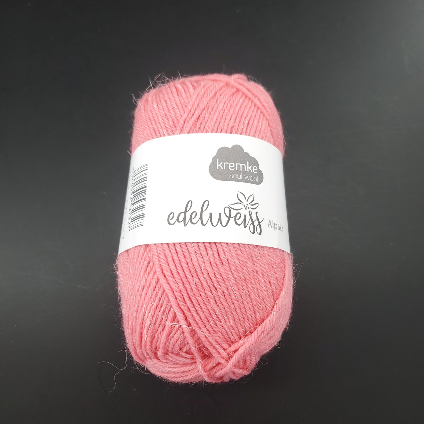 pelote de laine à chaussettes edelweiss alpaka 4ply de marque kremke de couleur 012 pour tricot et crochet sur fond noir