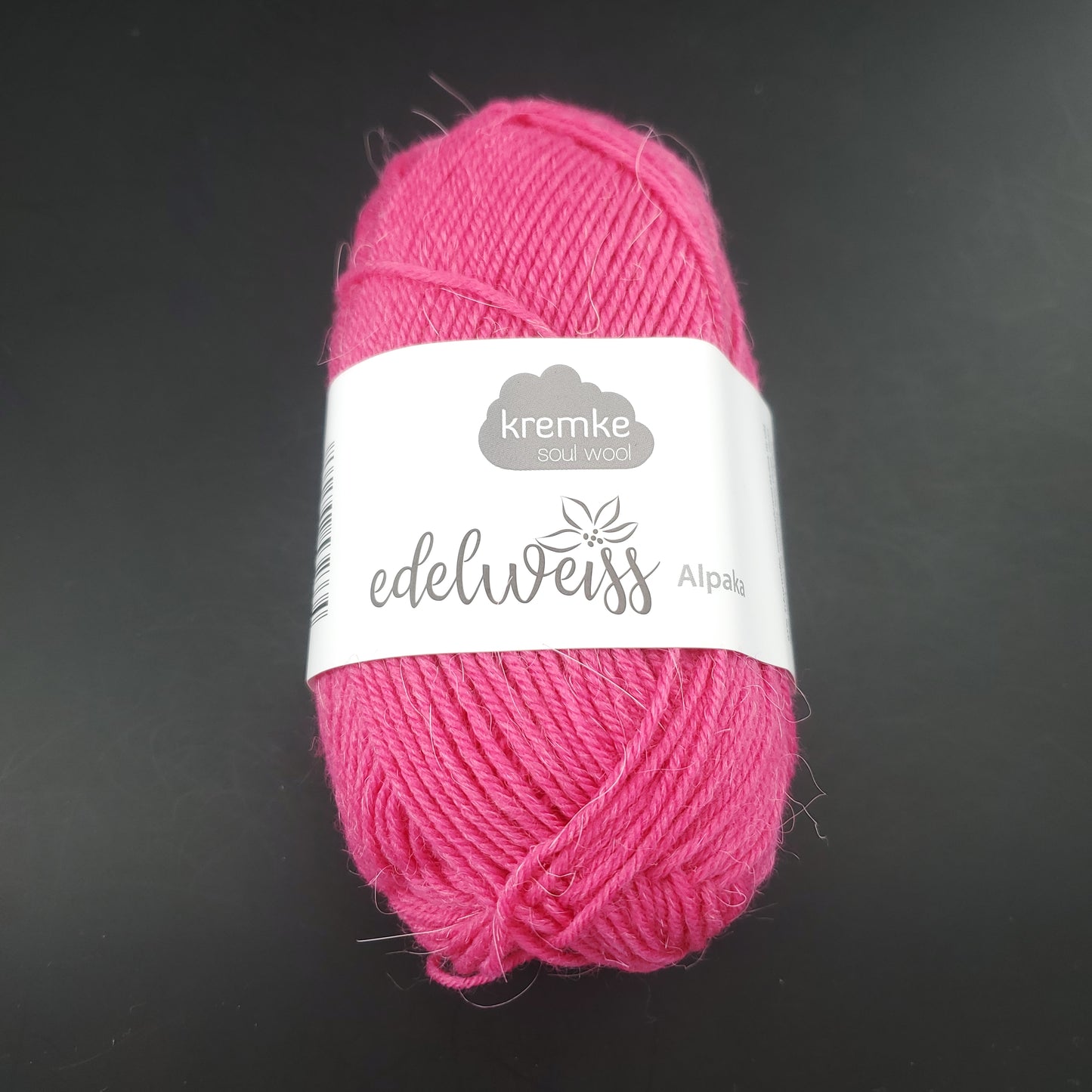 pelote de laine à chaussettes edelweiss alpaka 4ply de marque kremke de couleur 013 pour tricot et crochet sur fond noir