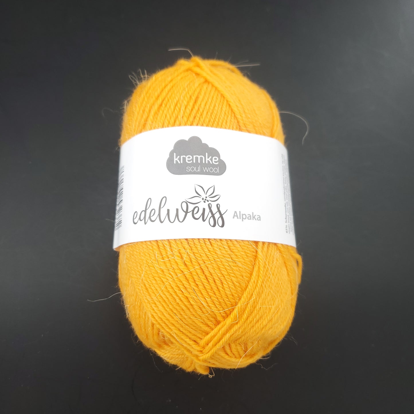 pelote de laine à chaussettes edelweiss alpaka 4ply de marque kremke de couleur 017 pour tricot et crochet sur fond noir