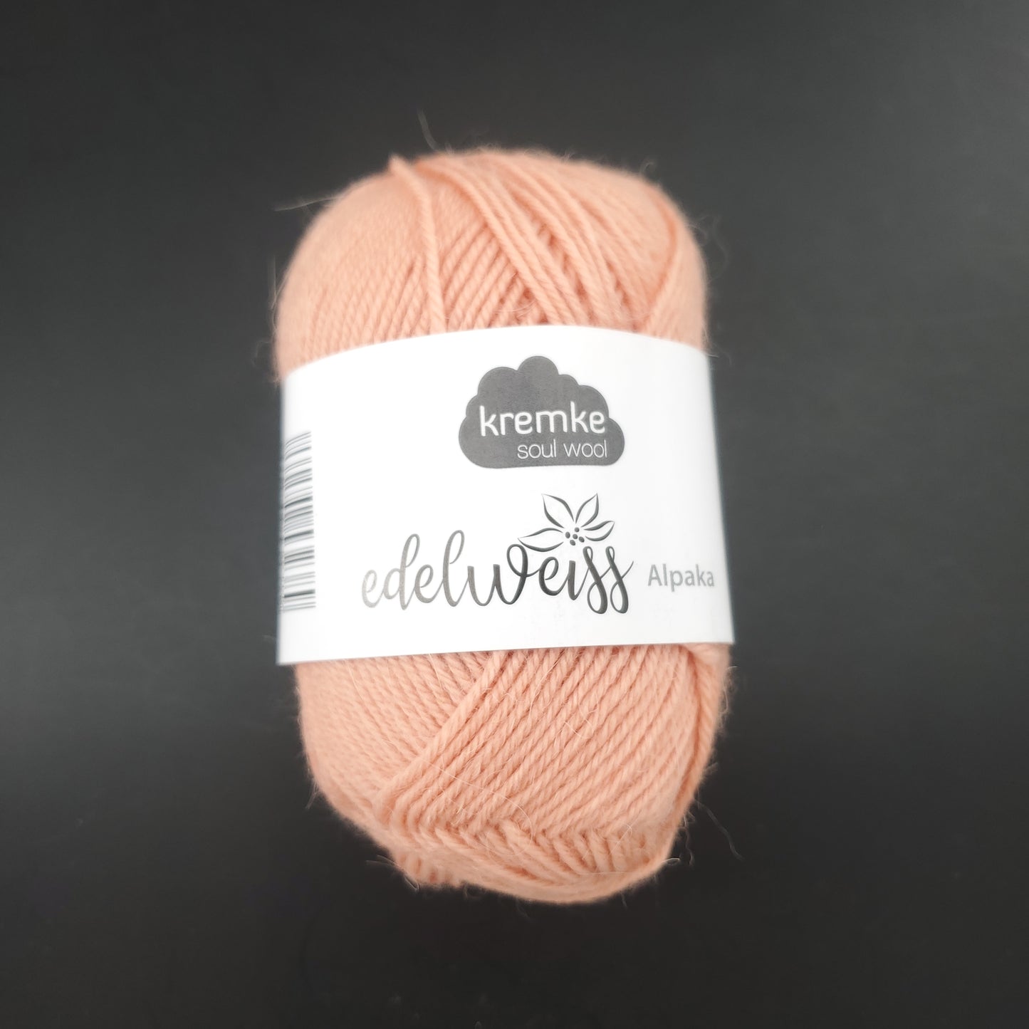 pelote de laine à chaussettes edelweiss alpaka 4ply de marque kremke de couleur 018 pour tricot et crochet sur fond noir