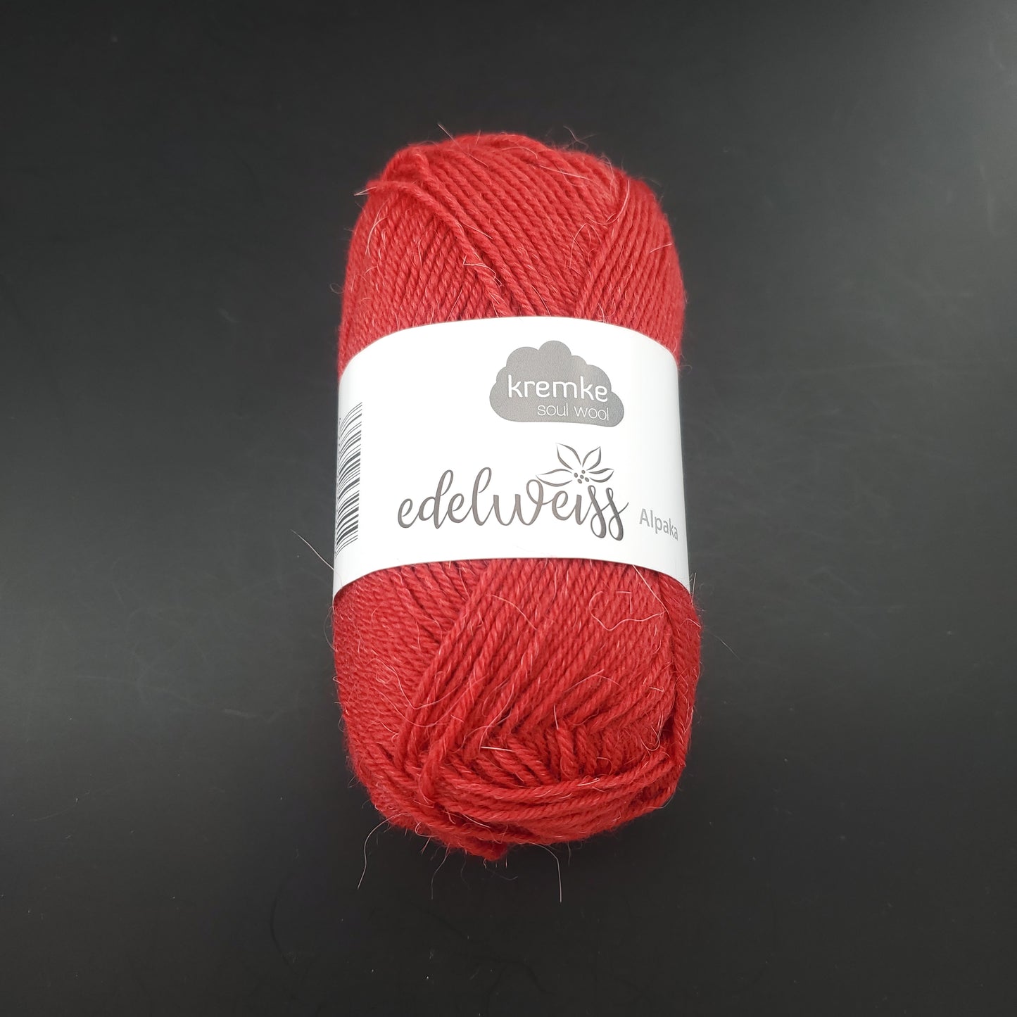 pelote de laine à chaussettes edelweiss alpaka 4ply de marque kremke de couleur 021 pour tricot et crochet sur fond noir