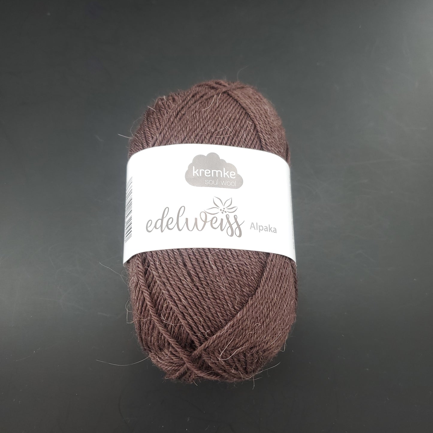 pelote de laine à chaussettes edelweiss alpaka 4ply de marque kremke de couleur 024 pour tricot et crochet sur fond noir