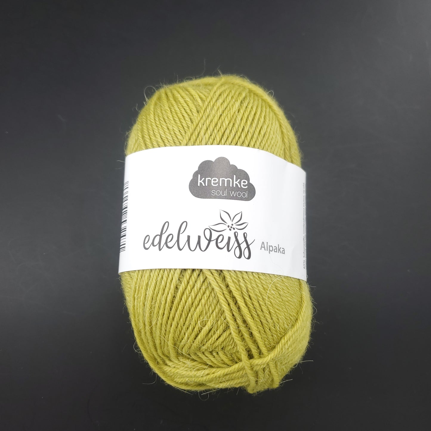 pelote de laine à chaussettes edelweiss alpaka 4ply de marque kremke de couleur 027 pour tricot et crochet sur fond noir