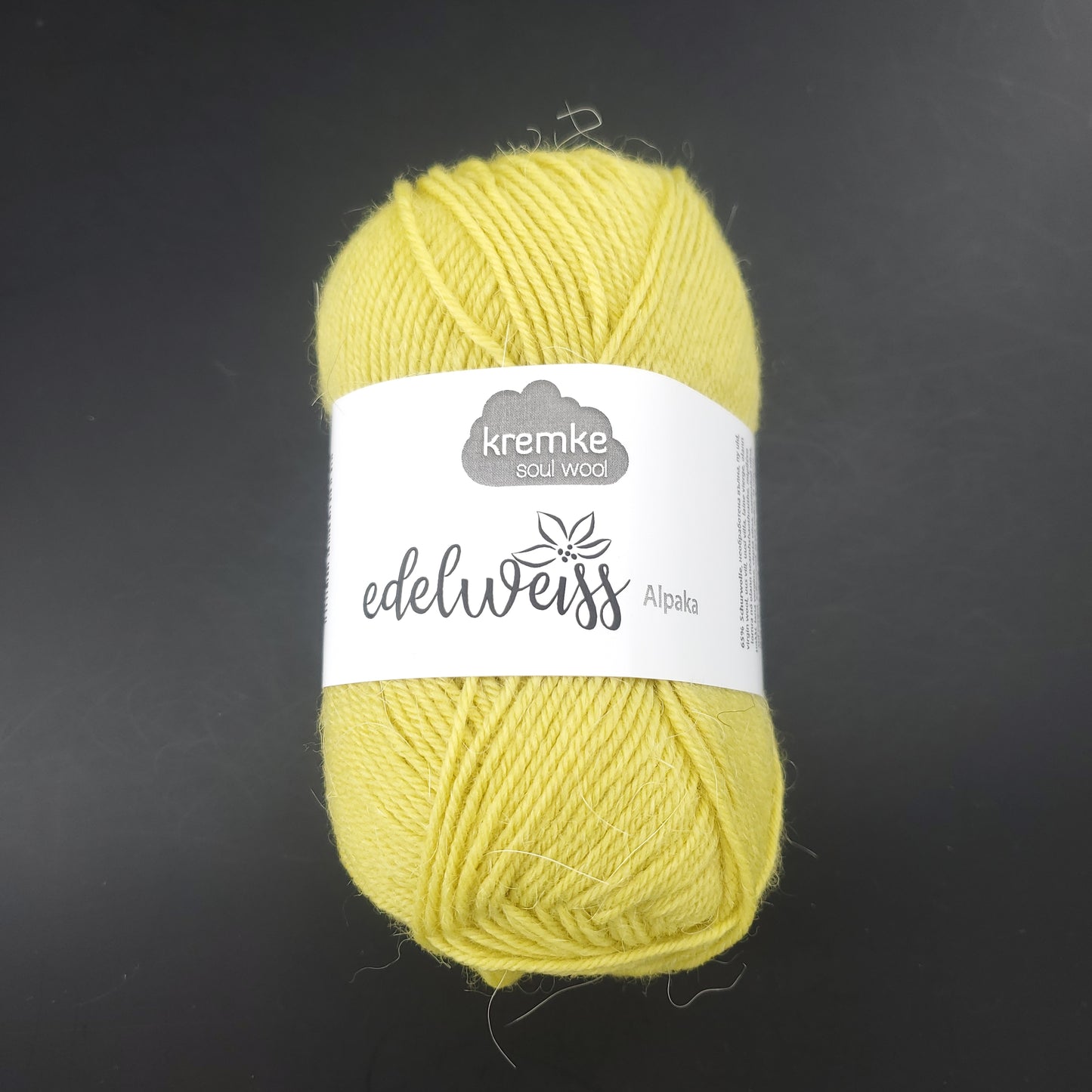 pelote de laine à chaussettes edelweiss alpaka 4ply de marque kremke de couleur 028 pour tricot et crochet sur fond noir