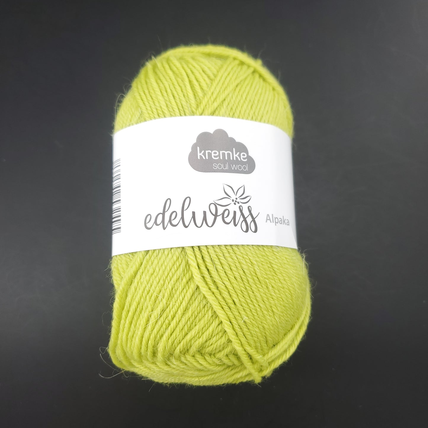 pelote de laine à chaussettes edelweiss alpaka 4ply de marque kremke de couleur 029 pour tricot et crochet sur fond noir