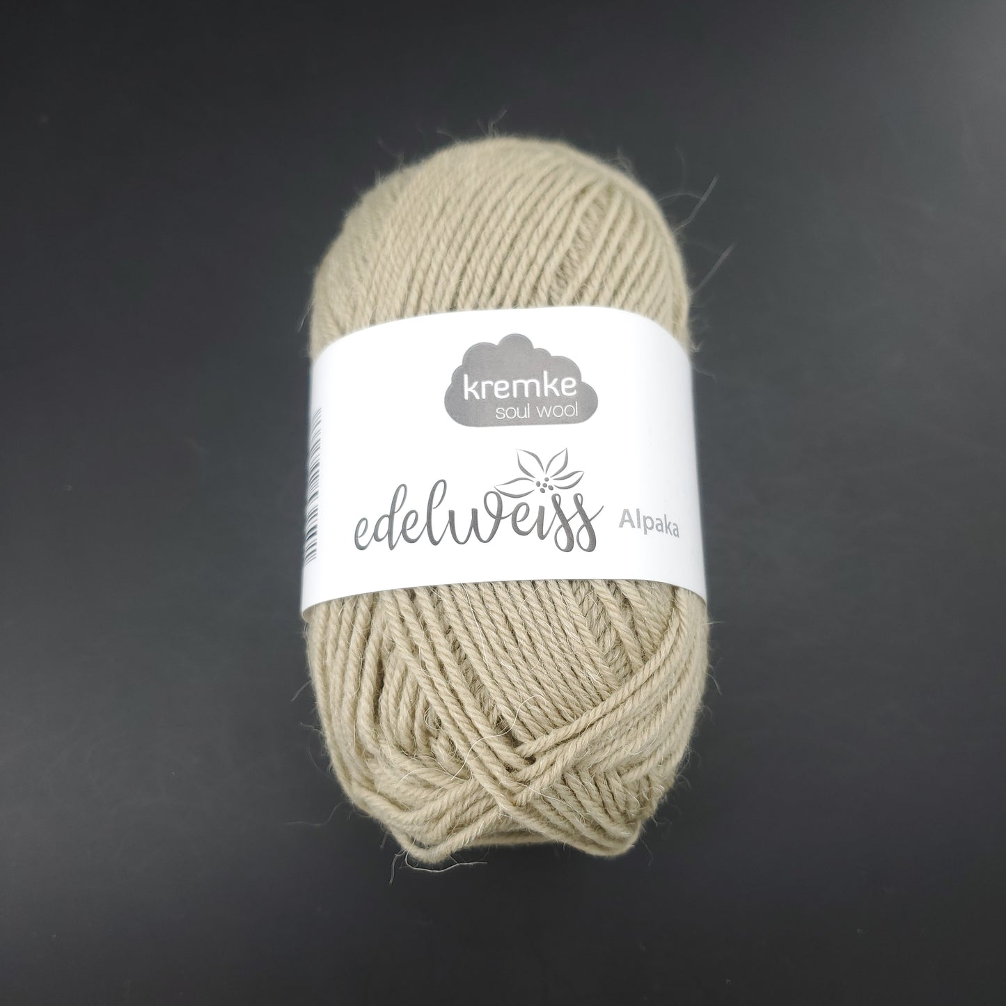 pelote de laine à chaussettes edelweiss alpaka 4ply de marque kremke de couleur 030 pour tricot et crochet sur fond noir