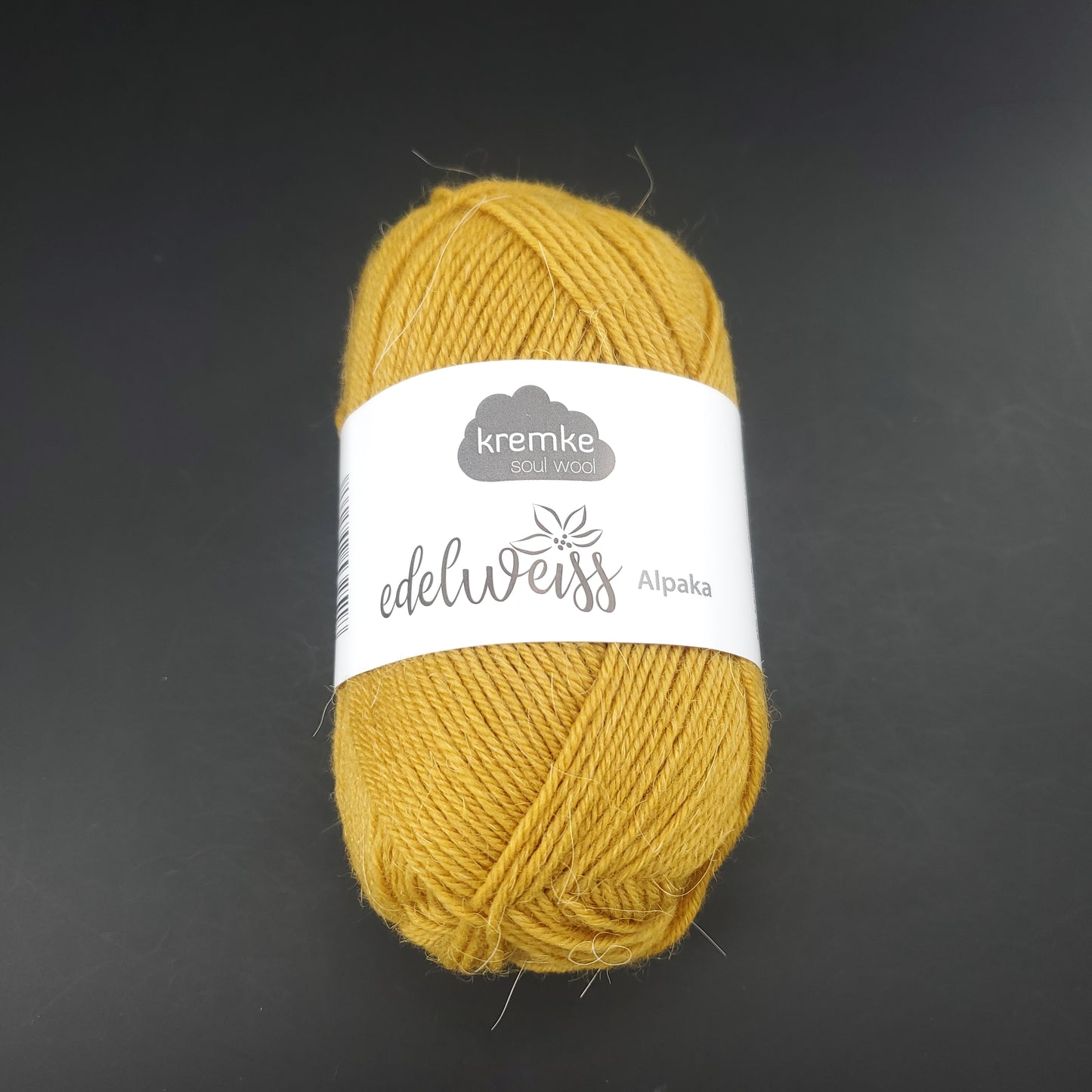 pelote de laine à chaussettes edelweiss alpaka 4ply de marque kremke de couleur 031 pour tricot et crochet sur fond noir