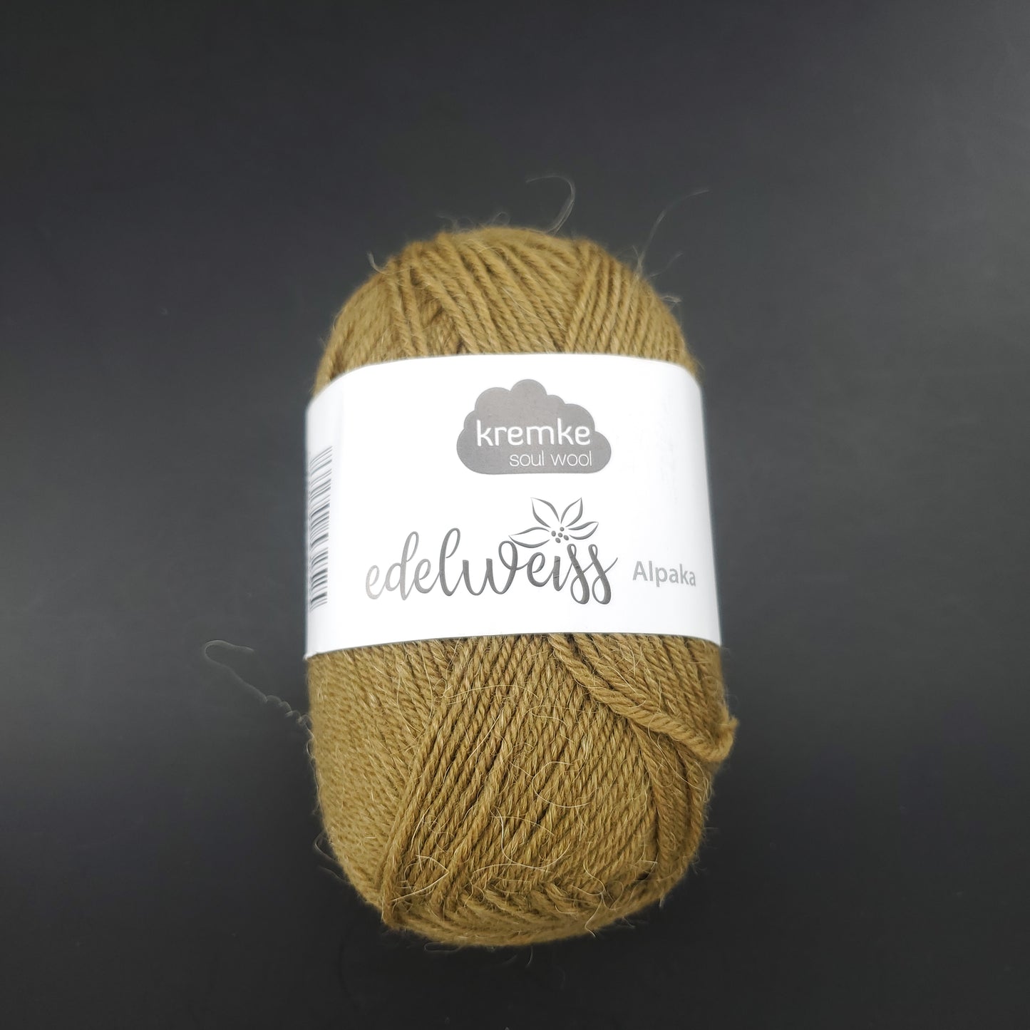 pelote de laine à chaussettes edelweiss alpaka 4ply de marque kremke de couleur 032 pour tricot et crochet sur fond noir
