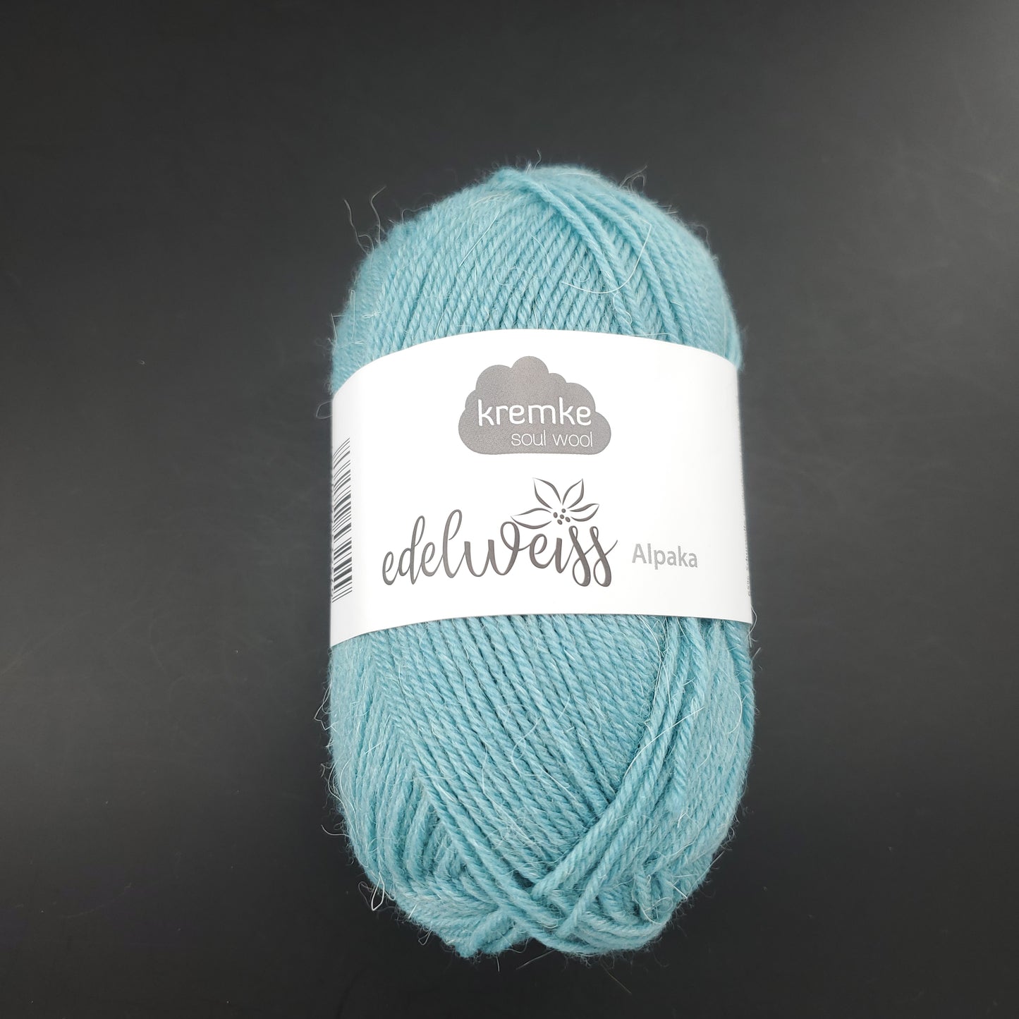 pelote de laine à chaussettes edelweiss alpaka 4ply de marque kremke de couleur 034 pour tricot et crochet sur fond noir