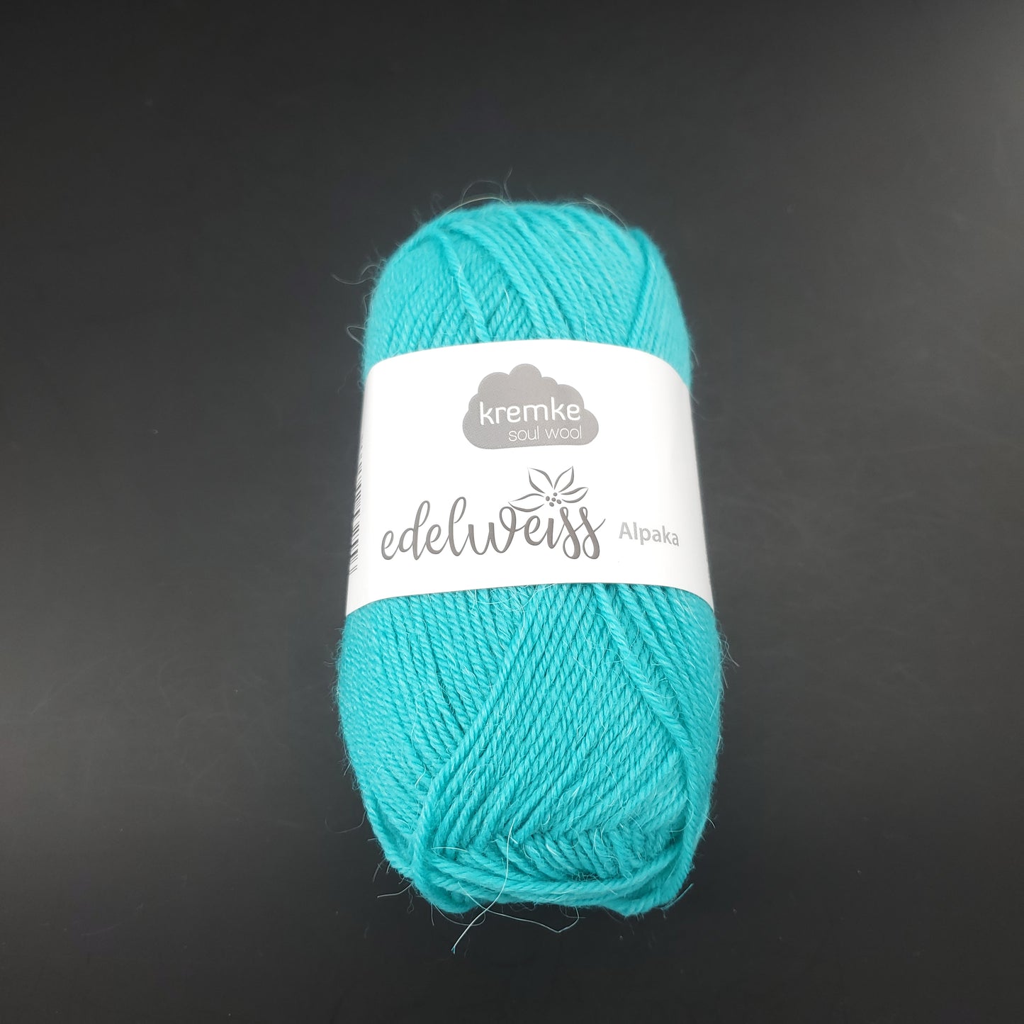 pelote de laine à chaussettes edelweiss alpaka 4ply de marque kremke de couleur 035 pour tricot et crochet sur fond noir