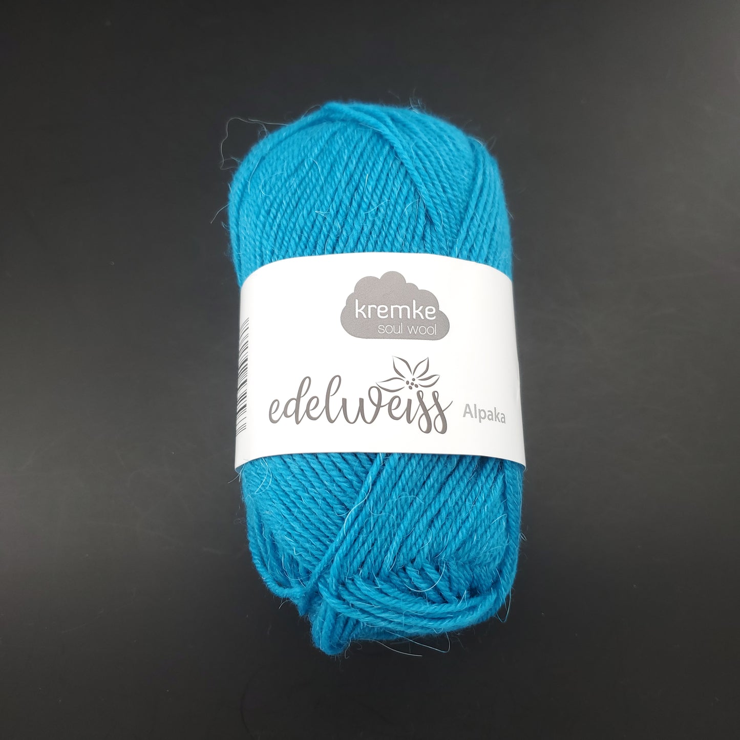 pelote de laine à chaussettes edelweiss alpaka 4ply de marque kremke de couleur 036 pour tricot et crochet sur fond noir