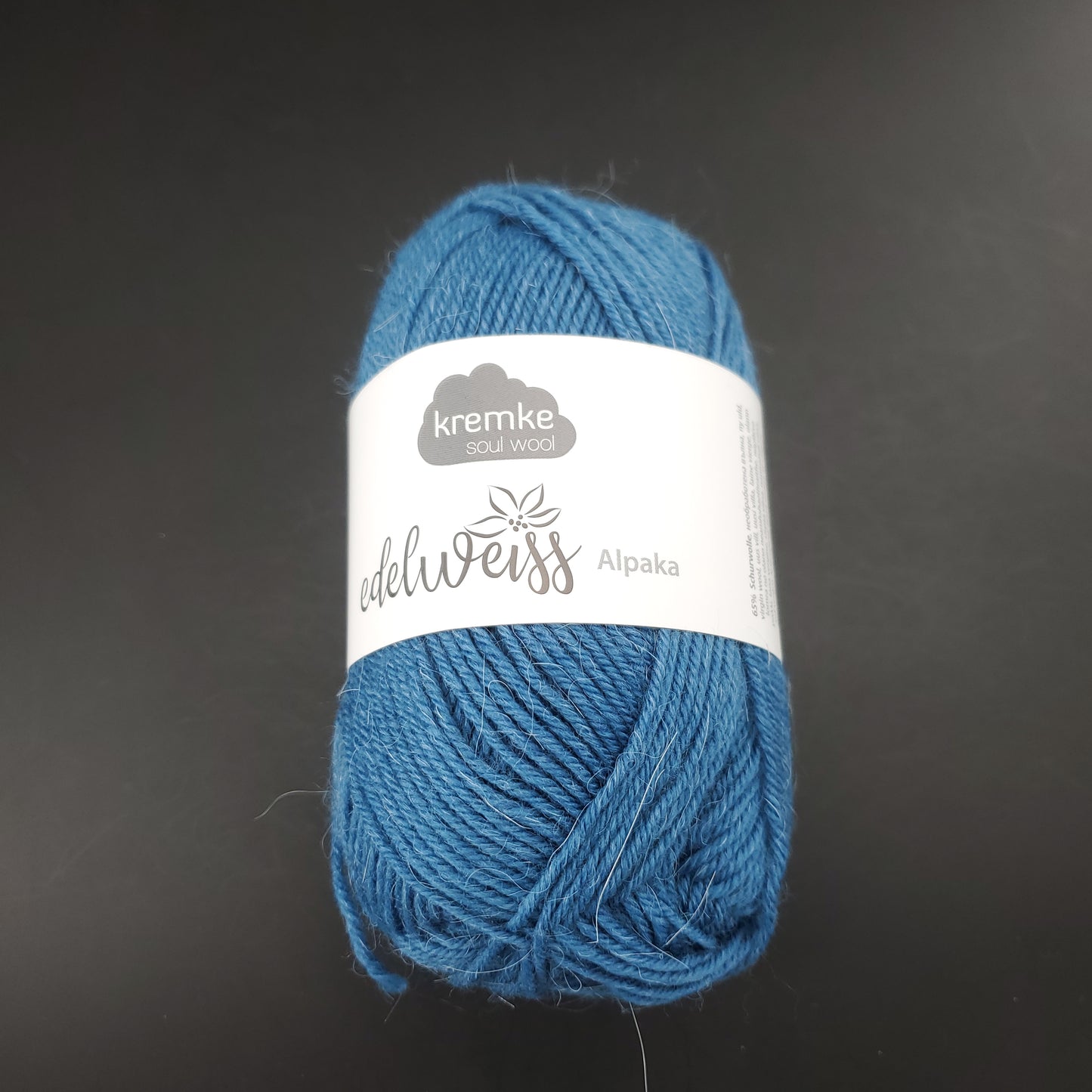 pelote de laine à chaussettes edelweiss alpaka 4ply de marque kremke de couleur 039 pour tricot et crochet sur fond noir