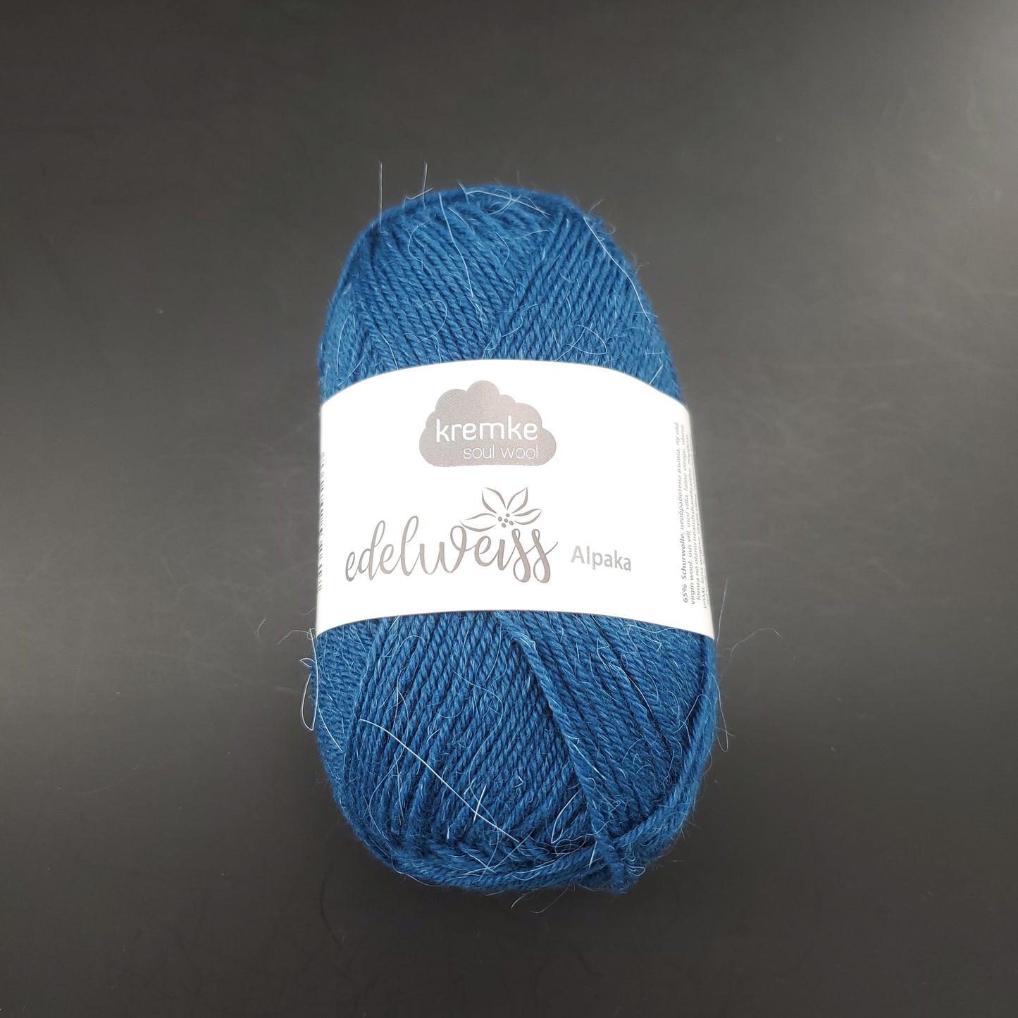 pelote de laine à chaussettes edelweiss alpaka 4ply de marque kremke de couleur 041 pour tricot et crochet sur fond noir
