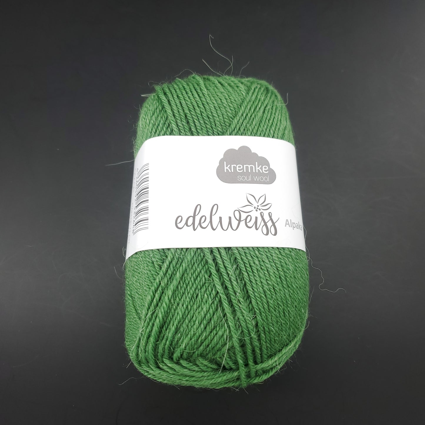 pelote de laine à chaussettes edelweiss alpaka 4ply de marque kremke de couleur 044 pour tricot et crochet sur fond noir