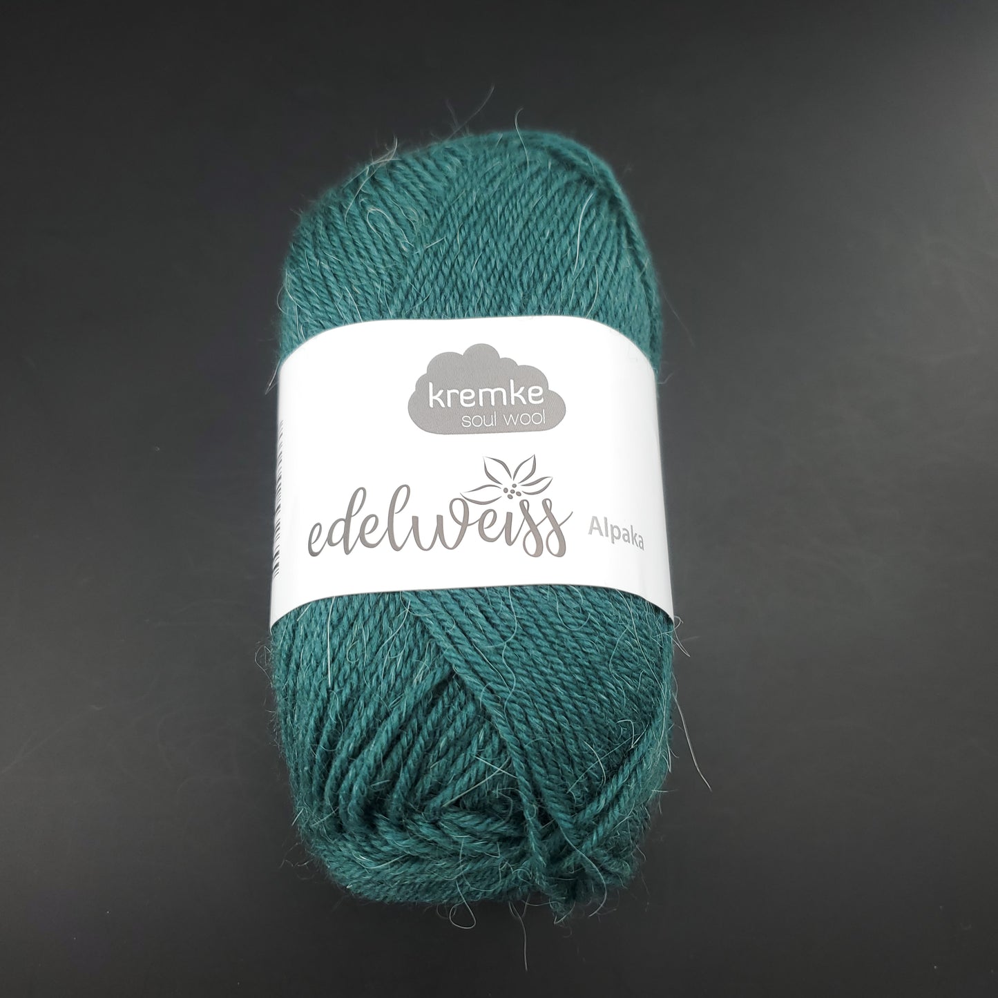 pelote de laine à chaussettes edelweiss alpaka 4ply de marque kremke de couleur 045 pour tricot et crochet sur fond noir