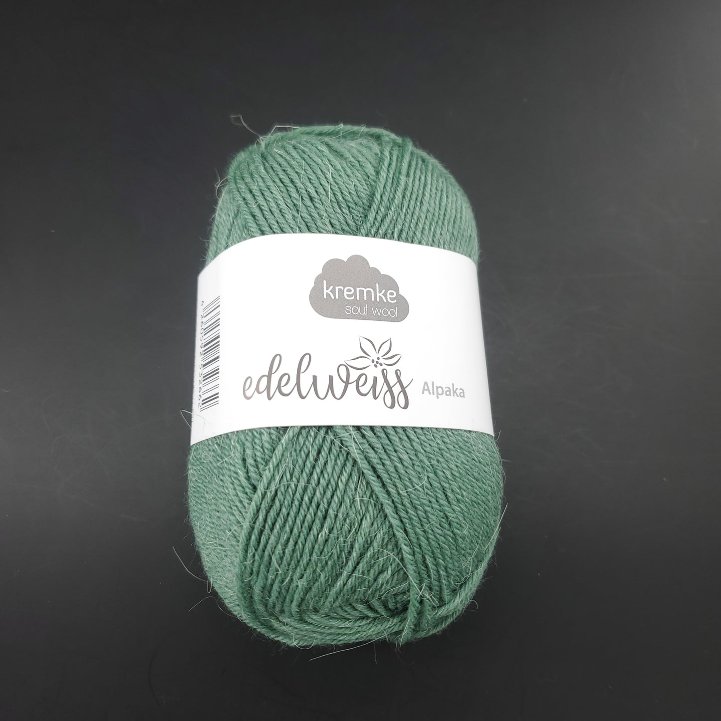 pelote de laine à chaussettes edelweiss alpaka 4ply de marque kremke de couleur 046 pour tricot et crochet sur fond noir