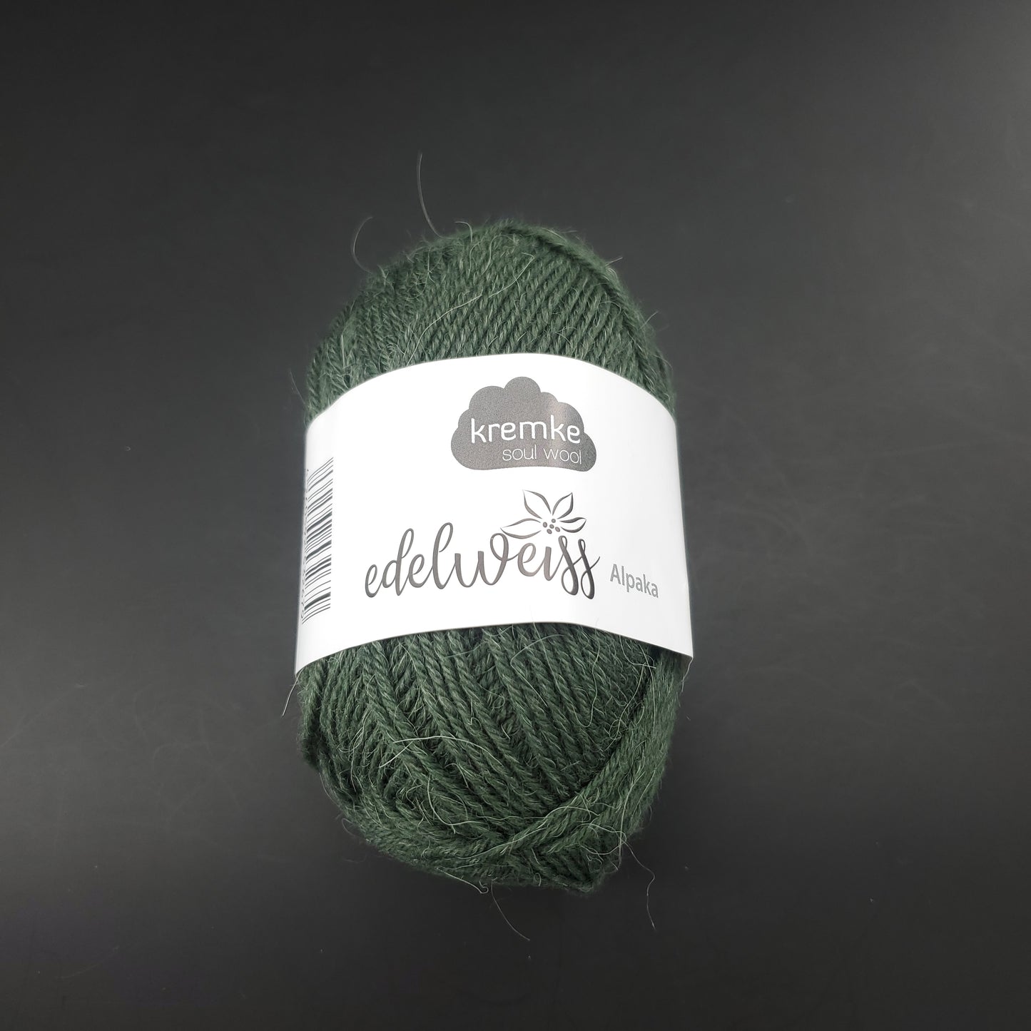 pelote de laine à chaussettes edelweiss alpaka 4ply de marque kremke de couleur 047 pour tricot et crochet sur fond noir